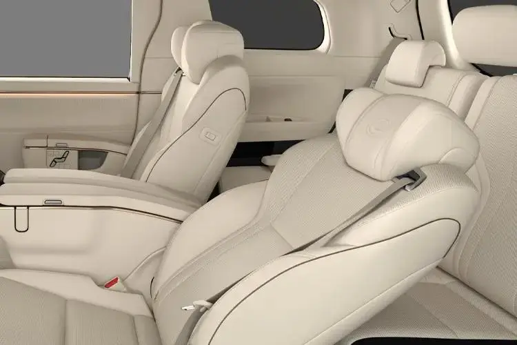 Lexus LM 350h Estate 2.5 E-Cvt AWD close up