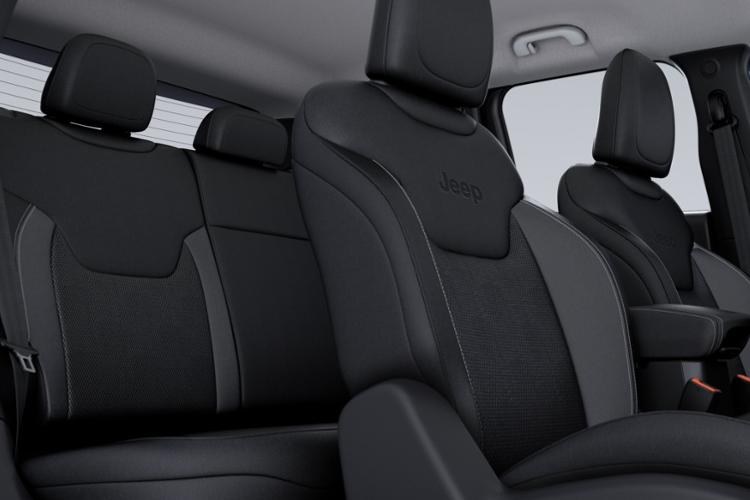 Jeep Renegade Hatchback 1.5 e-HYBRID 130hp Altitude DCT close up