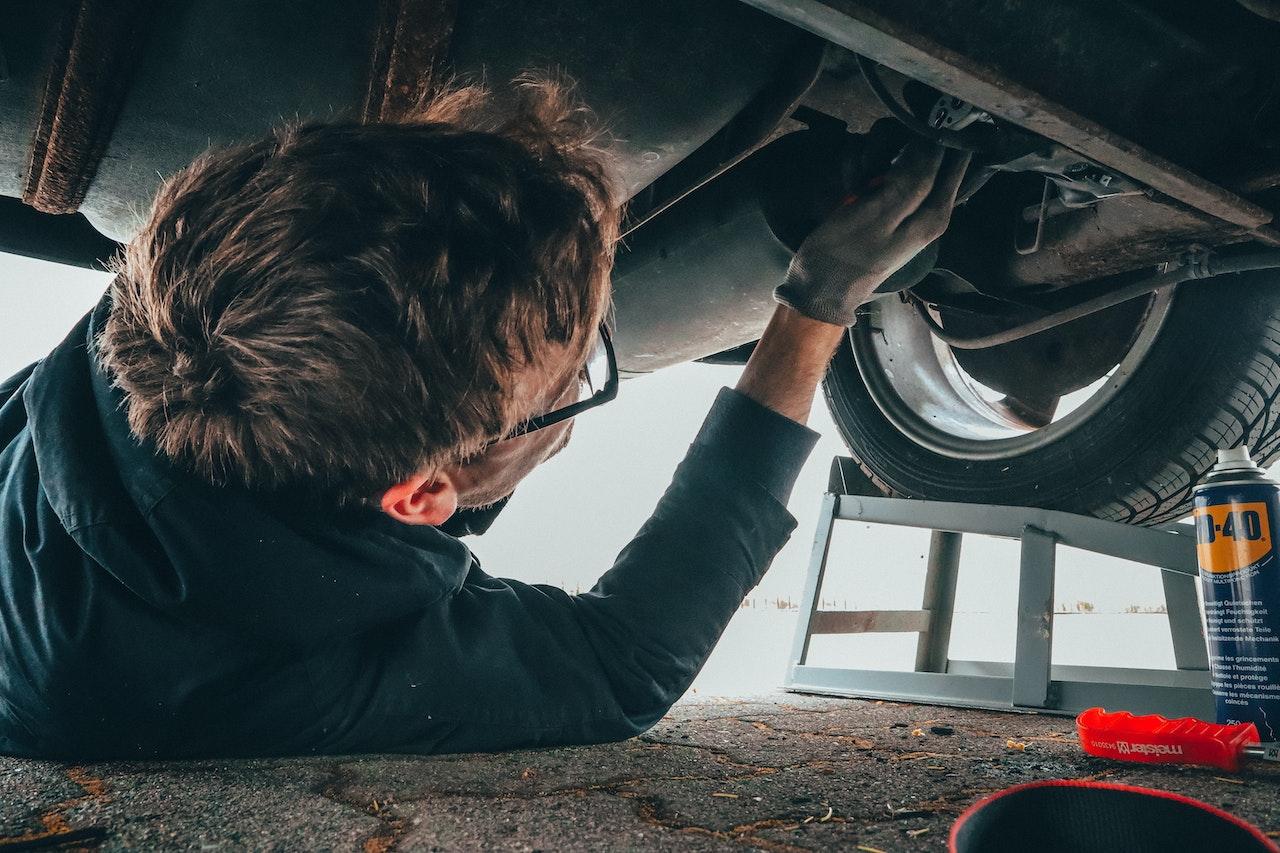 Image of a car maintenance technician