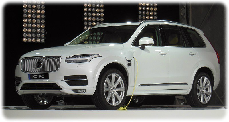 New-Volvo-XC90-On-charge-at-a-motor-show