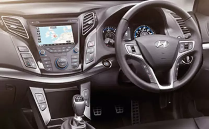 Hyundai i40 interior dashboard photo