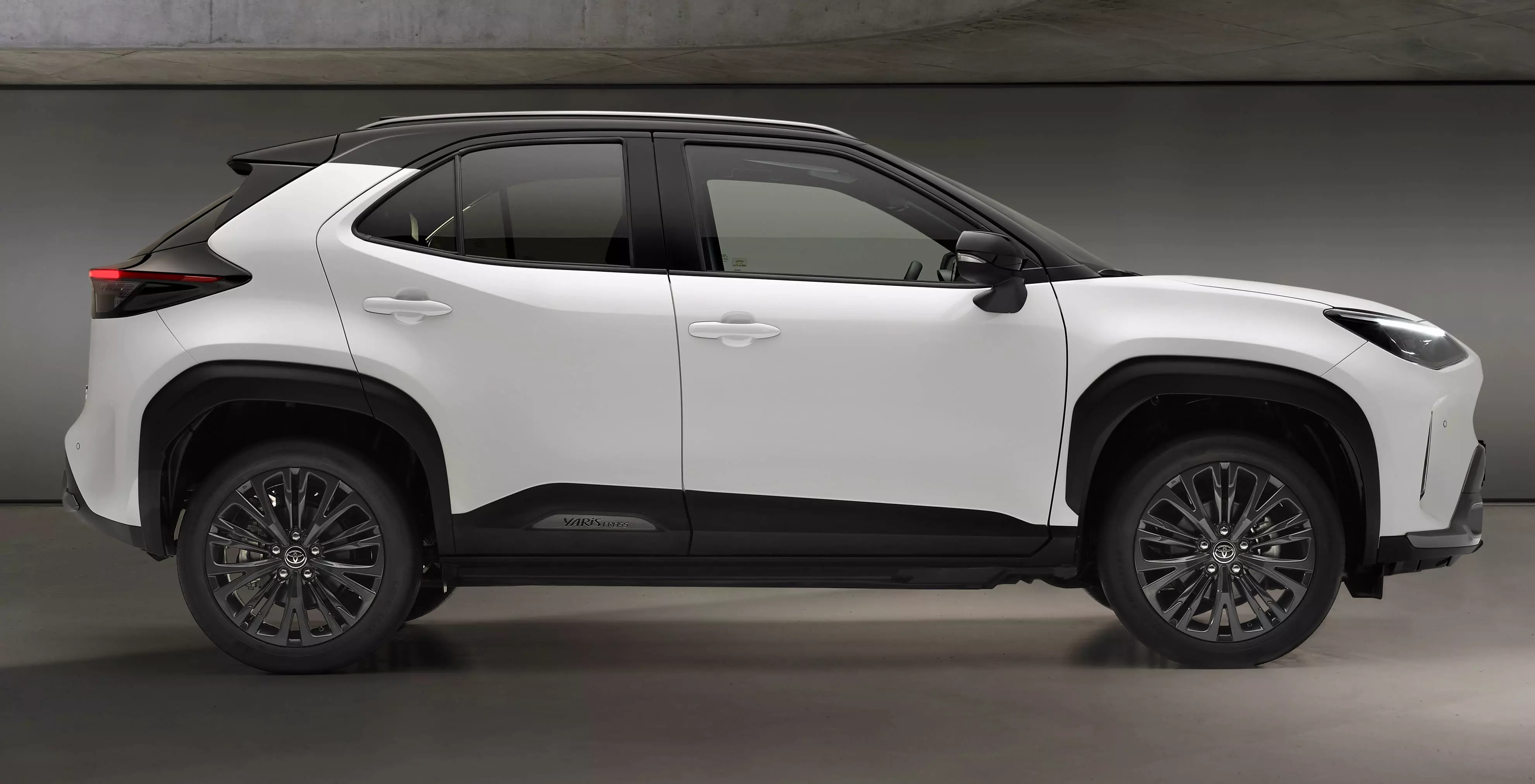 2021 new Toyota Yaris Cross Dynamic exterior side image