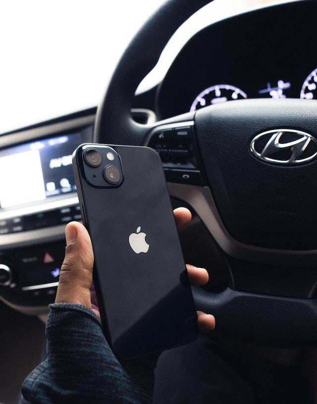 Image of a Hyundai with an Apple Iphone